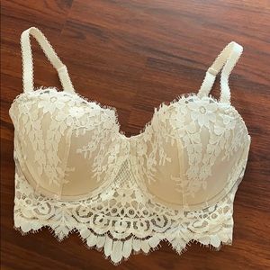 Victoria’s Secret size 34DDD white lace & mesh bra